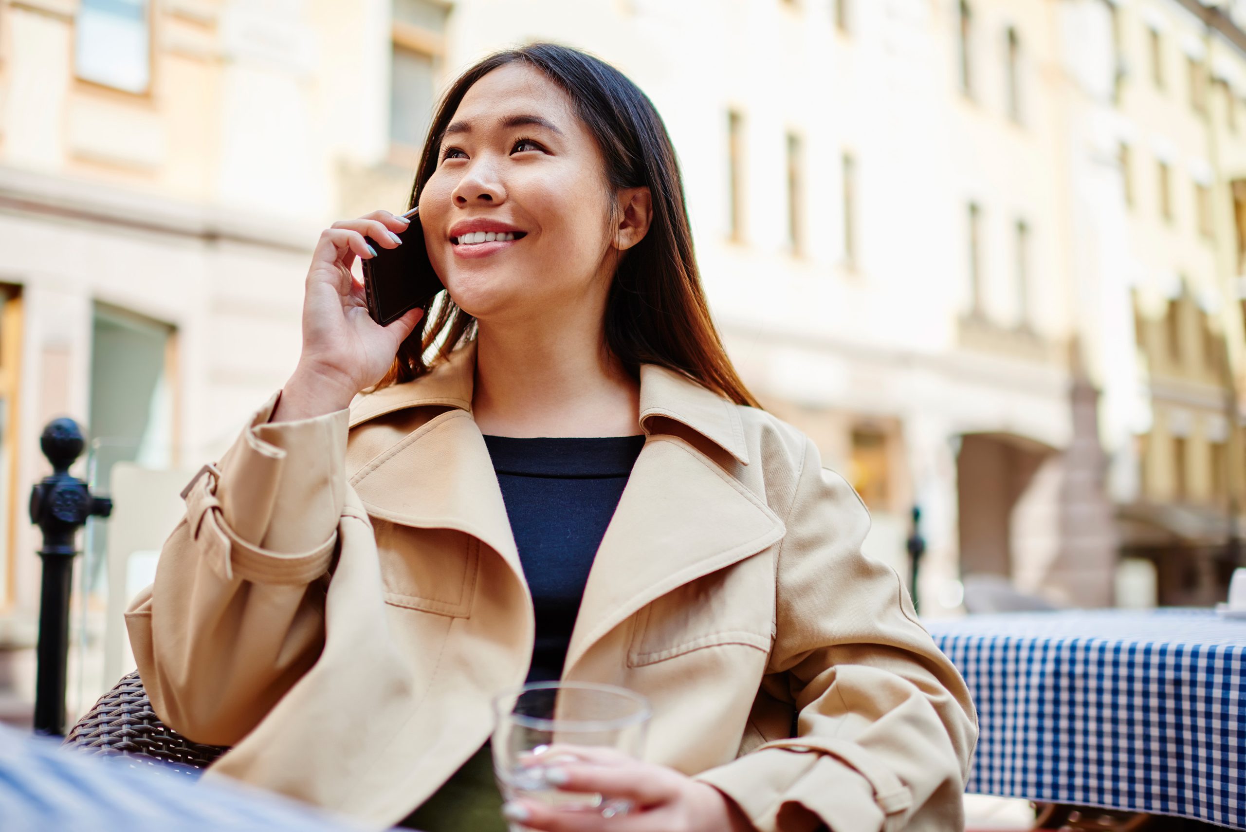 Zufriedene Frau am Telefon, weil sie mit dem telefonischen Services ihrer Arztpraxis sehr zufrieden ist.